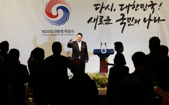 윤석열 대통령이 지난 10일 서울 중구 신라호텔에서 열린 외빈 초청만찬에서 참석자들과 건배하고 있다. 연합뉴스